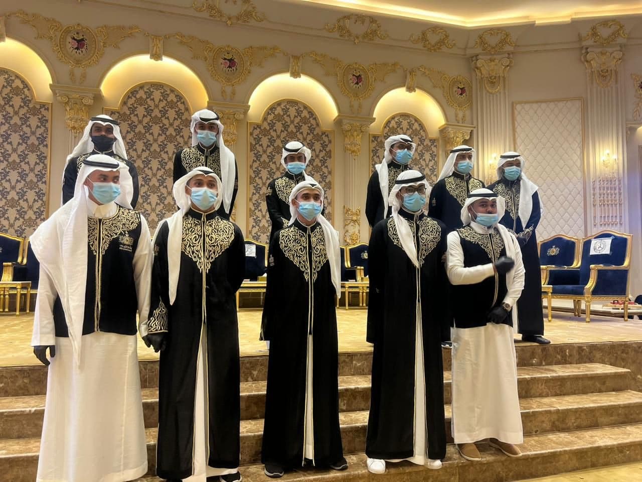 قهوجي مناسبات يقدم القهوة العربية الأصيلة بزي تقليدي