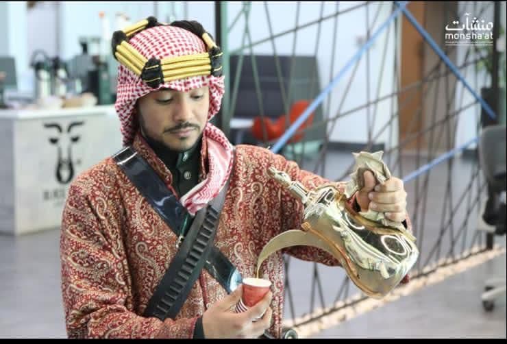 قهوجي حفلات زفاف يقدم ضيافة قهوة عربية فاخرة للمدعوين