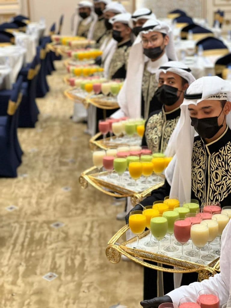 خدمة ضيافة احترافية بصبابين متخصصين في تقديم القهوة العربية