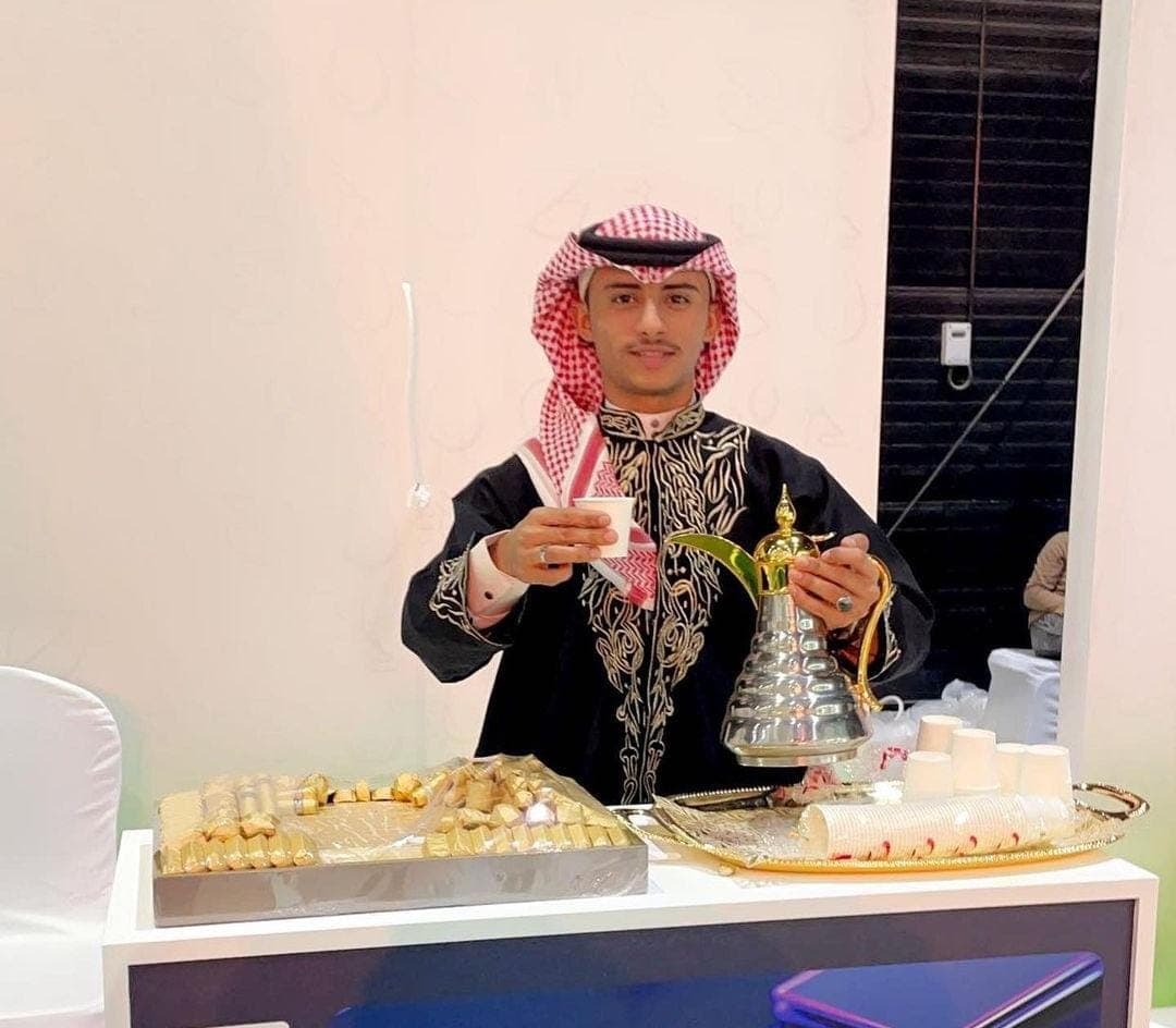 فريق صبابين يقدمون خدمة الضيافة في مناسبة رسمية